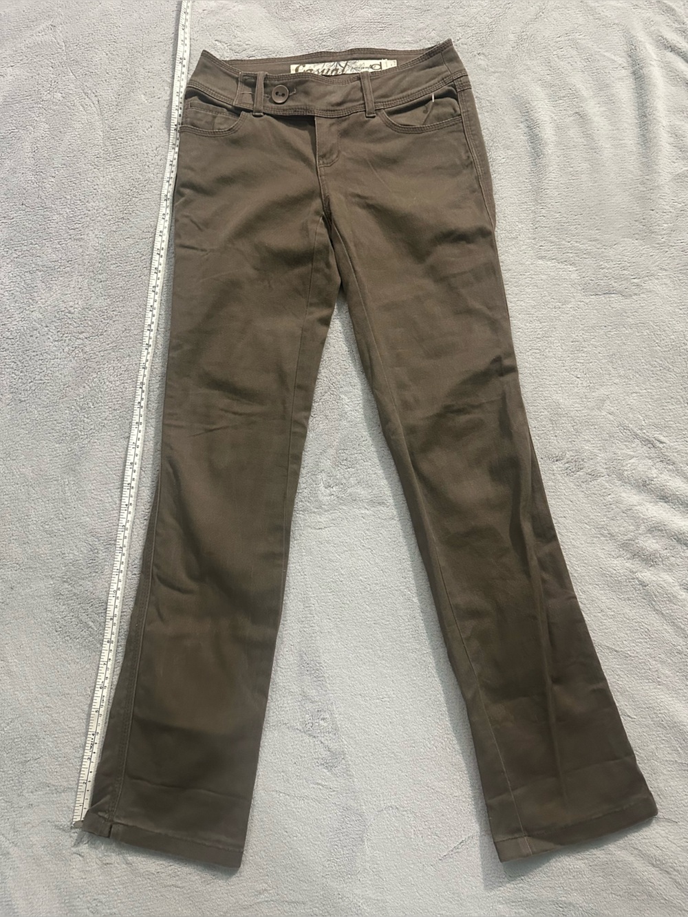 2000's Dynamite Brown low rise pants with embroidered flowers on pocket